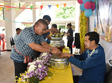 จัดกิจกรรมรดน้ำดำหัว เพื่อขอพรท่านสมศักดิ์ ปานดอนไพร ... พารามิเตอร์รูปภาพ 9