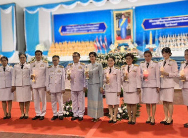 ร่วมกิจกรรมพิธีถวายเครื่องราชสักการะและวางพานพุ่ม ... พารามิเตอร์รูปภาพ 3