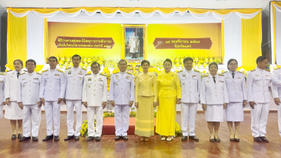 เข้าร่วมพิธีวางพานพุ่มดอกไม้สดถวายราชสักการะ ... พารามิเตอร์รูปภาพ 1