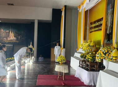 เข้าร่วมพิธีวางพานพุ่มดอกไม้สดถวายราชสักการะ ... พารามิเตอร์รูปภาพ 6
