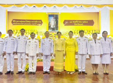 เข้าร่วมพิธีวางพานพุ่มดอกไม้สดถวายราชสักการะ ... พารามิเตอร์รูปภาพ 1