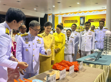 เข้าร่วมพิธีวางพานพุ่มดอกไม้สดถวายราชสักการะ ... พารามิเตอร์รูปภาพ 4