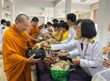 ร่วมพิธีเจริญพระพุทธมนต์และทำบุญตักบาตรถวายพระราชกุศล ... พารามิเตอร์รูปภาพ 11