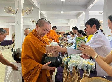 ร่วมพิธีเจริญพระพุทธมนต์และทำบุญตักบาตรถวายพระราชกุศล ... พารามิเตอร์รูปภาพ 13