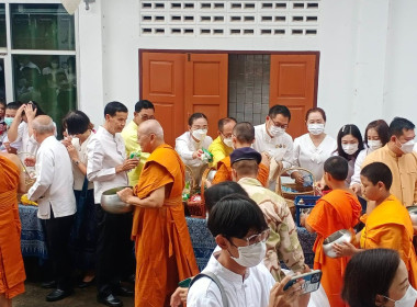 ร่วมพิธีทำบุญตักบาตรถวายพระราชกุศล งานฉลองพระชนมายุ 8 รอบ ... พารามิเตอร์รูปภาพ 8